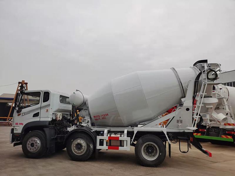 東風(fēng)華神四缸8一9方攪拌車(chē)