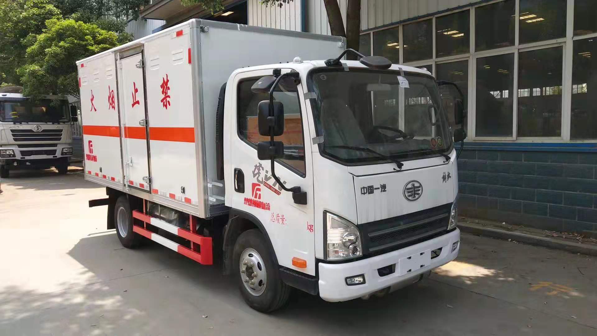 解放藍牌4米1雜項危險品廂式運輸車(chē)