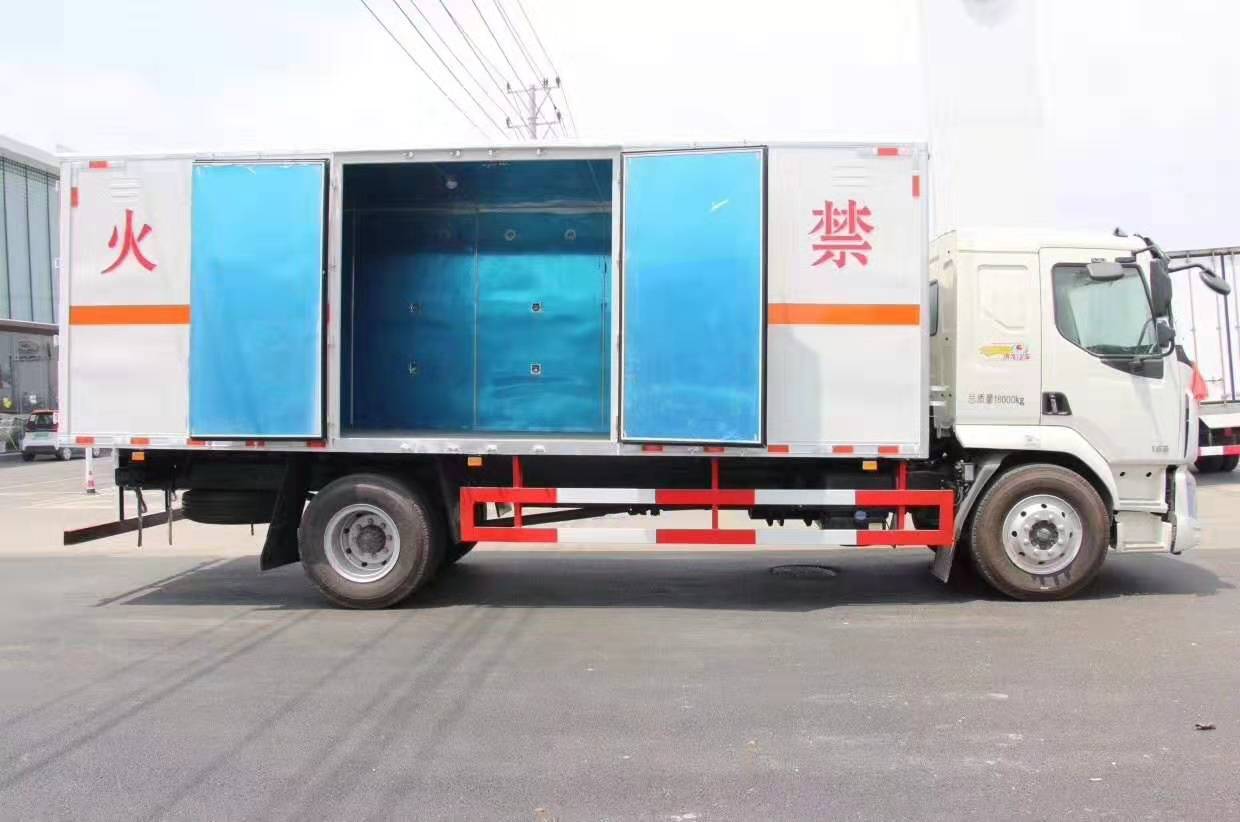 柳汽乘龍6.5米雜項危廢廂式運輸車(chē)