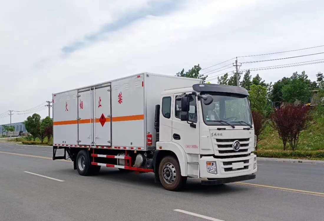 東風(fēng)錦程6米8易燃液體廂式運輸車(chē)