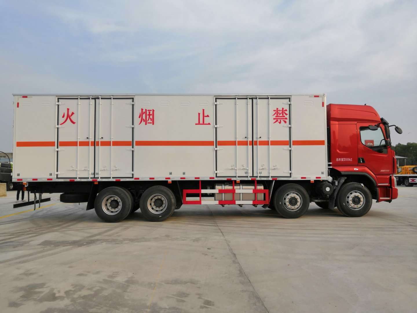 柳汽乘龍9.4米貨廂腐蝕品廂式運輸車(chē)