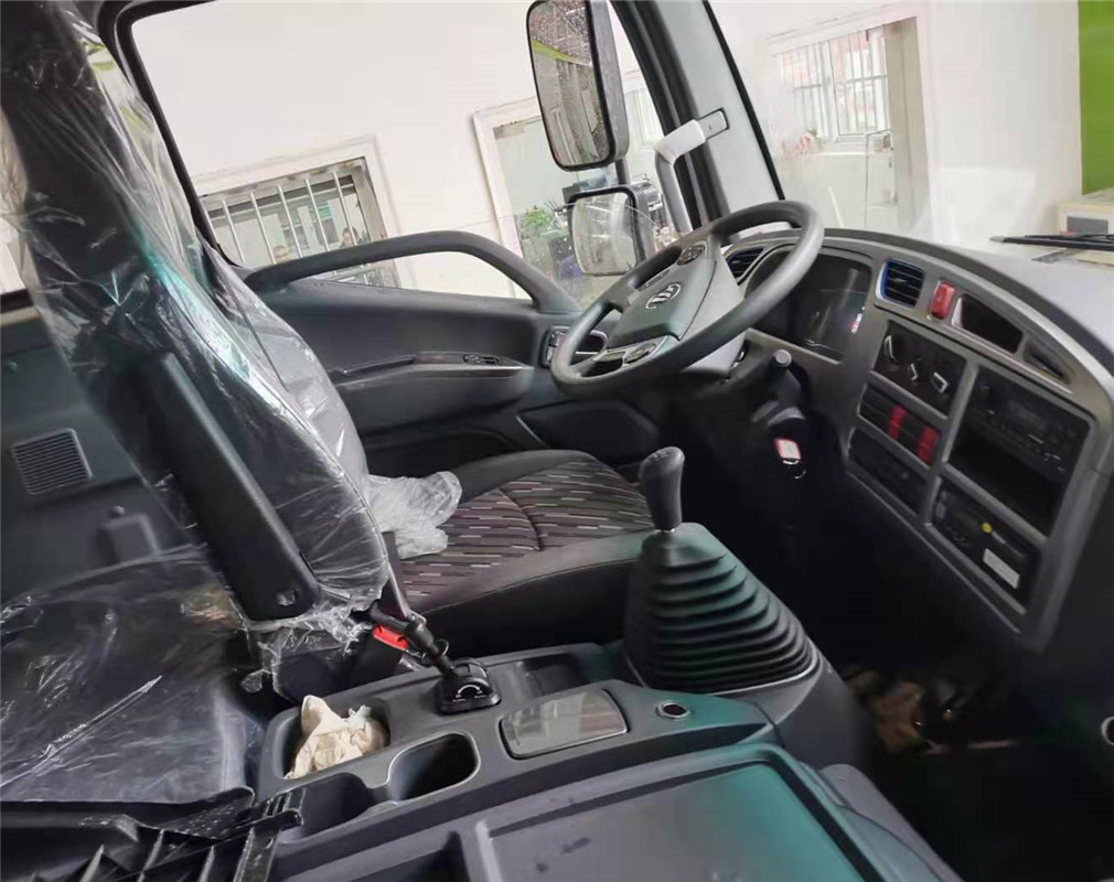 福田歐航6.8米雜項危險品廂式運輸車(chē)