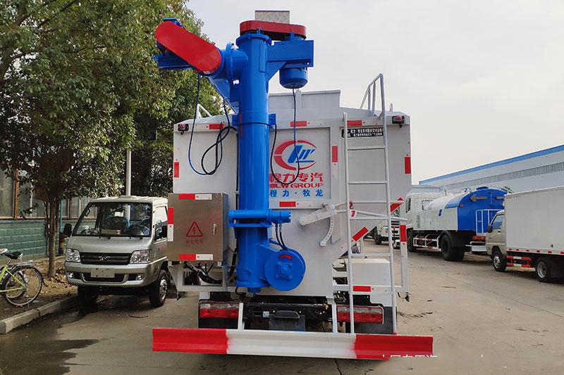 東風(fēng)多利卡散裝飼料運輸車(chē)