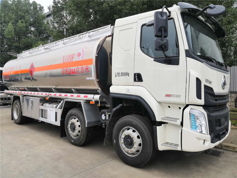 東風(fēng)柳汽乘龍小三軸24.4方鋁合金運油車(chē)