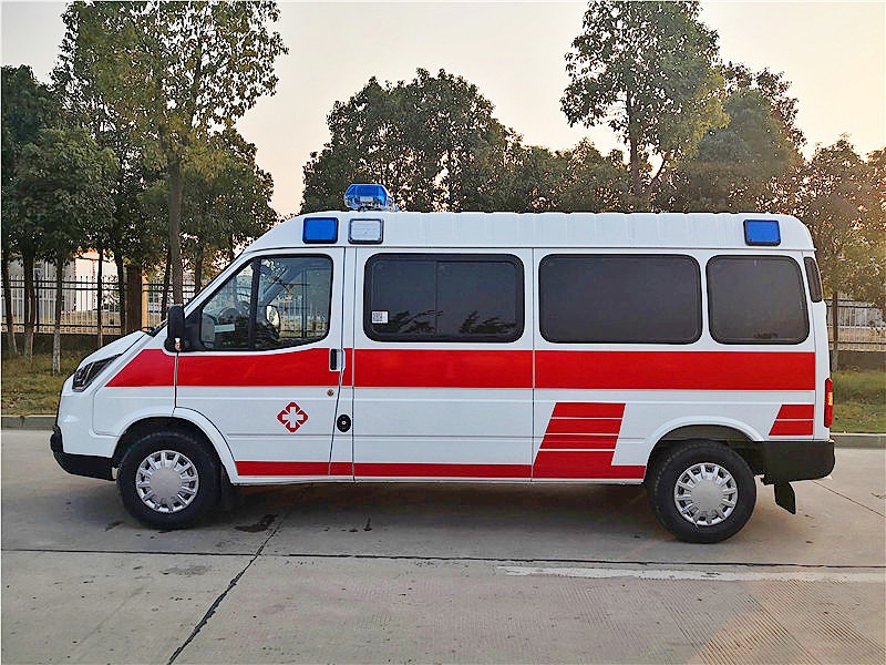 江鈴特順長(cháng)軸中頂柴油版救護車(chē)