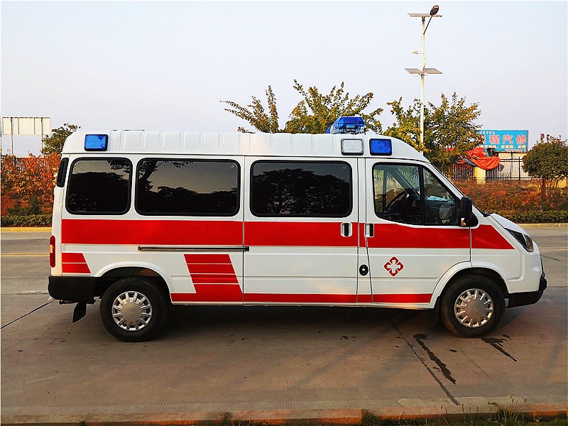 江鈴特順長(cháng)軸中頂柴油版救護車(chē)
