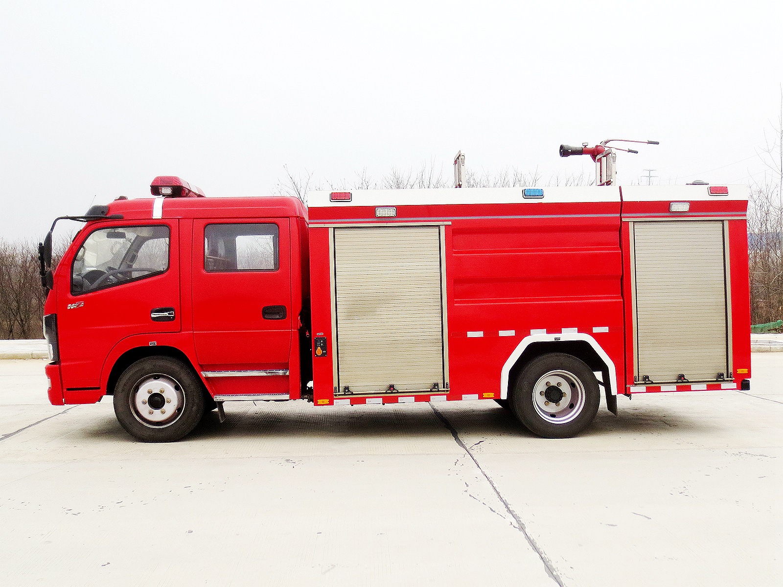 國六東風(fēng)多利卡D7-5.5立方水罐消防車(chē)