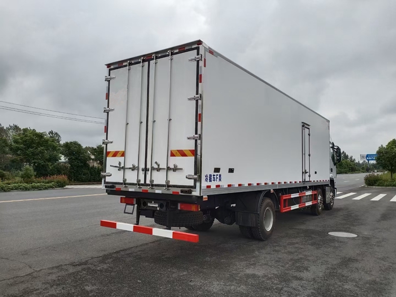 國六柳汽乘龍小三軸冷藏車(chē)