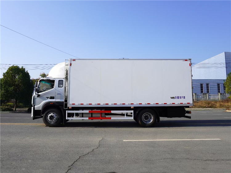 國六 福田歐馬可6.6米冷藏車(chē)