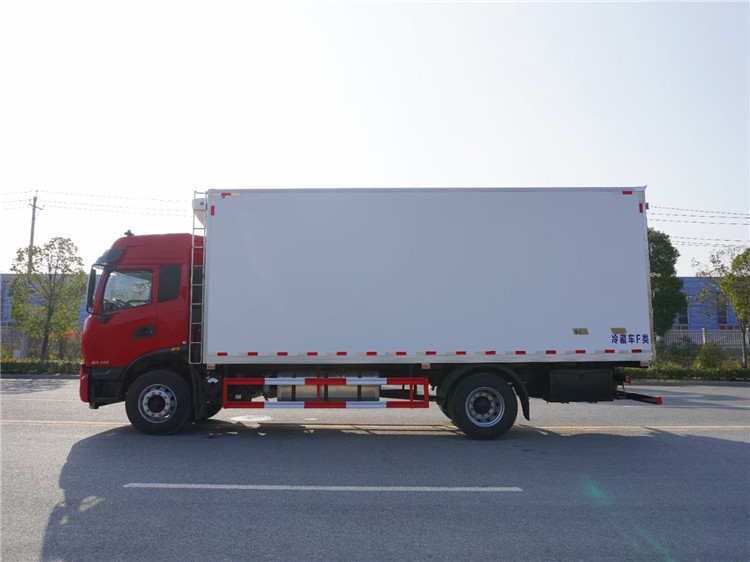 國六 東風(fēng)天錦KR高頂雙臥6.8米冷藏車(chē)