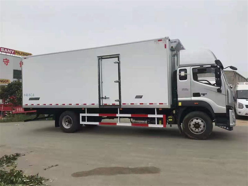 國六 福田歐航7.6米高頂雙臥冷藏車(chē)